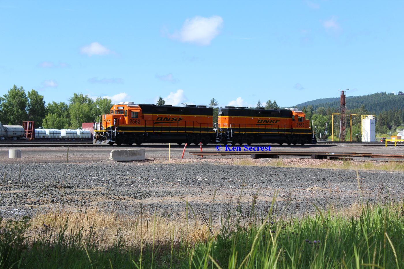 047